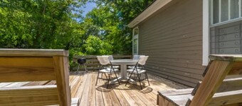 Near Lakebottom Park & Downtown - Parkside Cottage