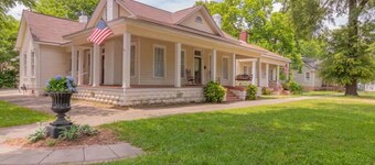 Wrap-Around-Porch & Pet-Friendly- Cozy Uptown Home