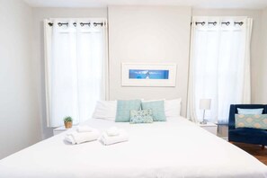 Tabla de planchar con plancha, cuna de viaje, wifi y ropa de cama 