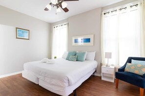 Tabla de planchar con plancha, cuna de viaje, wifi y ropa de cama 