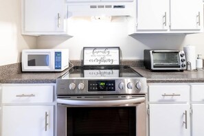 Frigorífic, microones, forn i placa de cuina 