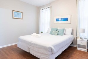 Tabla de planchar con plancha, cuna de viaje, wifi y ropa de cama 