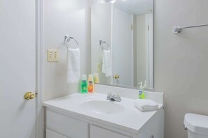Ducha, secador de pelo, toallas, shampoo