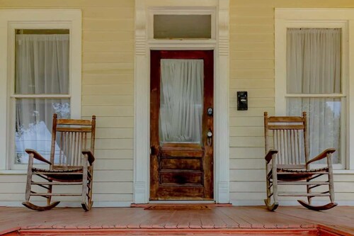 Wrap-Around-Porch & Pet-Friendly- Cozy Uptown Home
