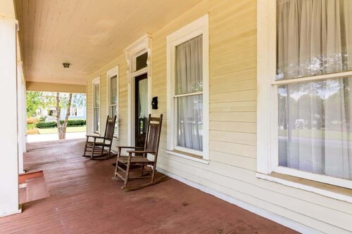 Wrap-Around-Porch & Pet-Friendly- Cozy Uptown Home