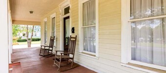 Wrap-Around-Porch & Pet-Friendly- Cozy Uptown Home