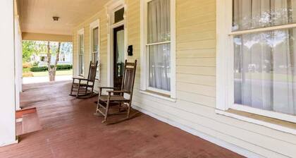 Wrap-Around-Porch & Pet-Friendly- Cozy Uptown Home