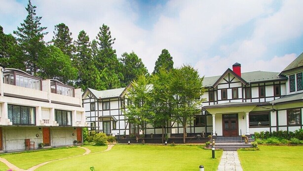 A courtyard with a stone pathway, surrounded by lush greenery and a variety of plants. - Bettei Himawari (Nikko)