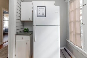 Fridge, microwave, oven, stovetop - Large Downtown Home - The Sunny Southern Manse (Columbus)