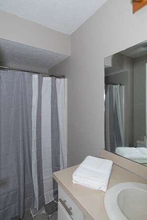 Douche, sèche-cheveux, serviettes fournies, shampoing