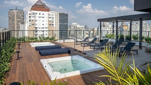 Apartment | Outdoor spa tub - Seu Refúgio com Estilo CoLiving (São Paulo)