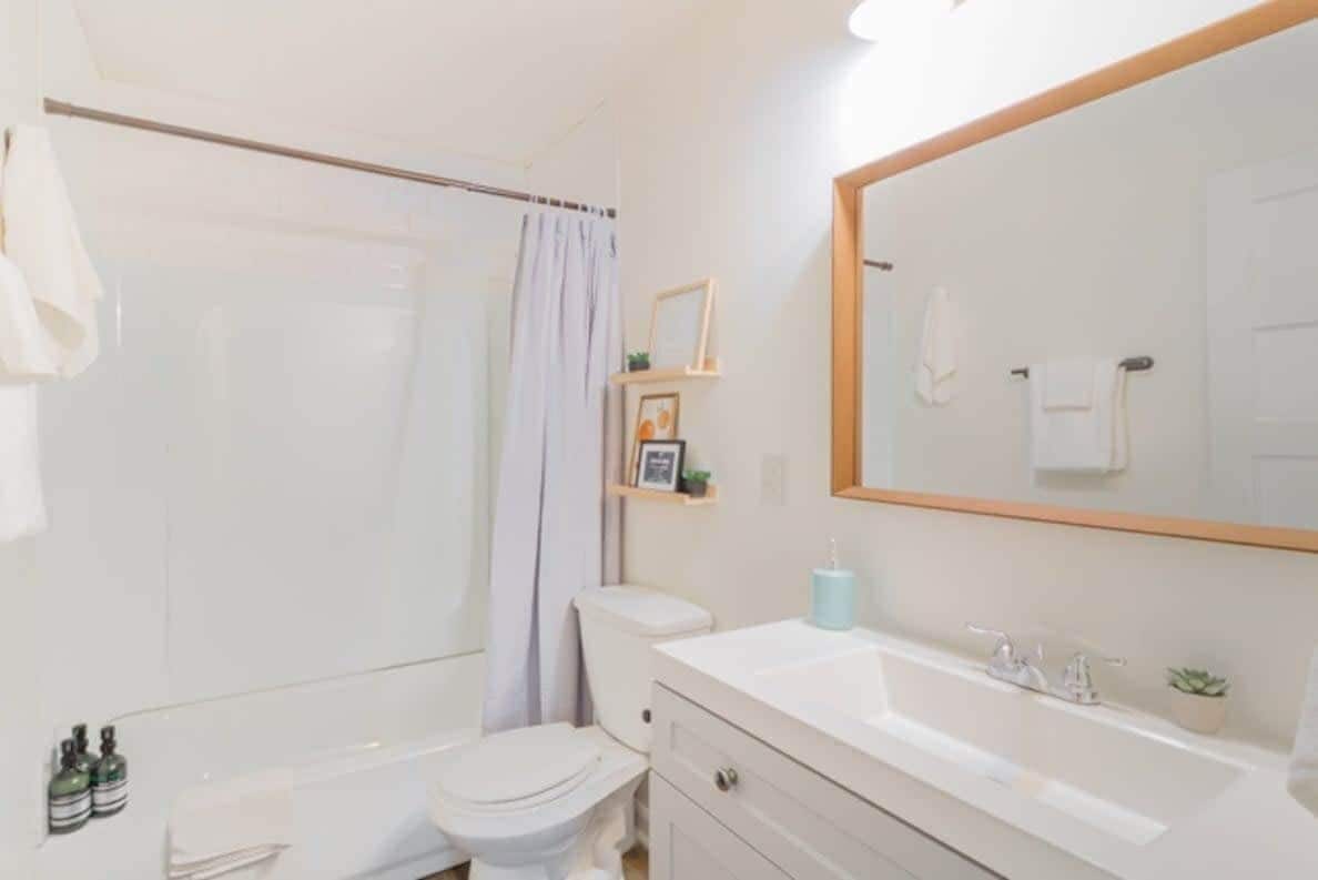 Douche, sèche-cheveux, serviettes fournies, shampoing