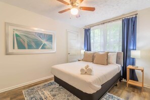 Desk, iron/ironing board, travel cot, WiFi - Centrally Located- The Delightful Doubles Unit E (Columbus)