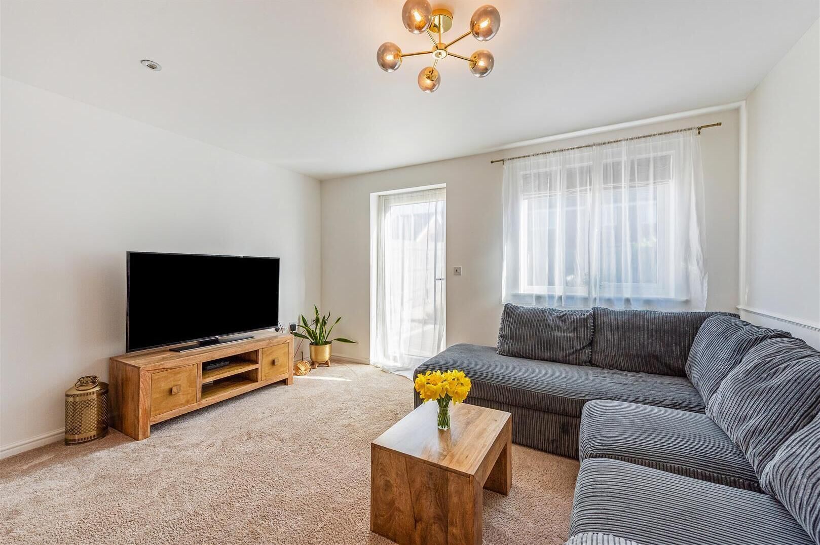 Lovely 2 Bedroom Modern Home - Driveway Parking For 2 Cars And Pet Friendly! - Andover
