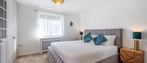 Iron/ironing board, internet, bed sheets