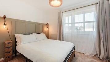 Iron/ironing board, Internet, bed sheets