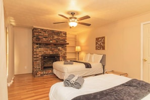 Desk, iron/ironing board, travel cot, WiFi - Family-Friendly Near Fort Benning! Crimson Ranch (Columbus)