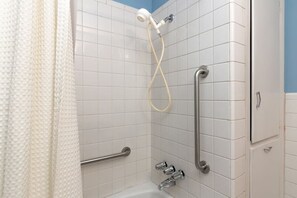 Dusche, Haartrockner, Handtücher, Shampoo