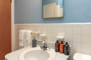 Dusche, Haartrockner, Handtücher, Shampoo