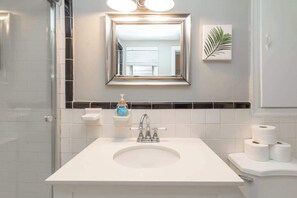 Shower, hair dryer, towels, shampoo - Downtown Columbus Stay: Walk to Riverwalk (Columbus)
