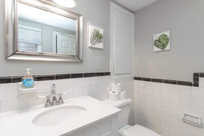 Shower, hair dryer, towels, shampoo - Downtown Columbus Stay: Walk to Riverwalk (Columbus)