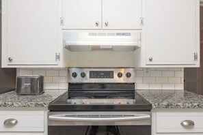 Fridge, microwave, oven, stovetop - Downtown Columbus Stay: Walk to Riverwalk (Columbus)