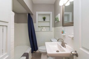 Shower, hair dryer, towels, shampoo - Downtown Columbus Stay: Walk to Riverwalk (Columbus)