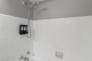 Shower, hair dryer, towels, shampoo - Downtown Columbus Stay: Walk to Riverwalk (Columbus)