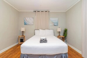 Desk, iron/ironing board, travel cot, WiFi - Downtown Columbus Stay: Walk to Riverwalk (Columbus)