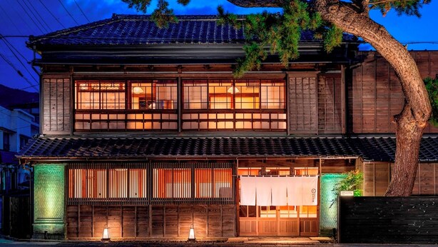 A traditional Japanese building with a wooden facade, large windows, and a tiled roof. - Usami Onsen Fugu Jizakana Ryori no Yado Otsuka (Ito)