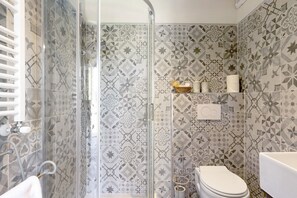 Shower, hair dryer, towels - Single Room in Green Setting with Wi-Fi and Workspace (Vicchio)
