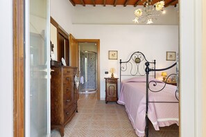 WiFi, bed sheets - Single Room in Green Setting with Wi-Fi and Workspace (Vicchio)