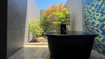 Bañera de hidromasaje al aire libre