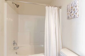 Shower, hair dryer, towels, shampoo - Neighboring Fort Benning: The Modern Guest House Sleeps 13! (Columbus)