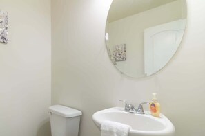 Shower, hair dryer, towels, shampoo - Neighboring Fort Benning: The Modern Guest House Sleeps 13! (Columbus)