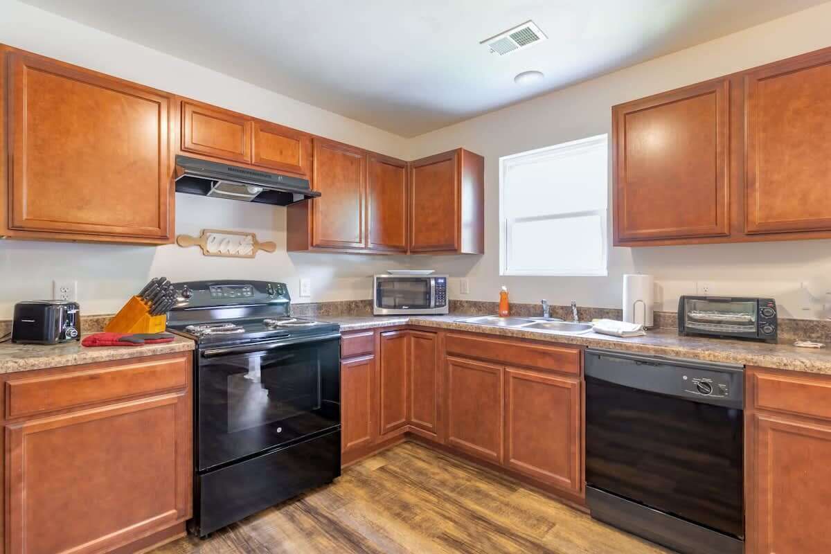 Coffee/tea maker, fridge, microwave, oven