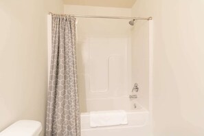 Shower, hair dryer, towels, shampoo - Neighboring Fort Benning: The Modern Guest House Sleeps 13! (Columbus)
