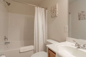 Shower, hair dryer, towels, shampoo - Neighboring Fort Benning: The Modern Guest House Sleeps 13! (Columbus)