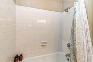 Shower, hair dryer, towels, shampoo - Large BnB with Pool! The White House & Cottage (Columbus)