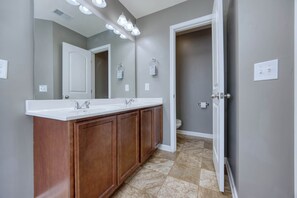 Shower, hair dryer, towels, shampoo - Near Ft. Benning & Downtown: The Moore House 2 (Columbus)