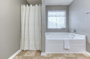 Shower, hair dryer, towels, shampoo - Near Ft. Benning & Downtown: The Moore House 2 (Columbus)