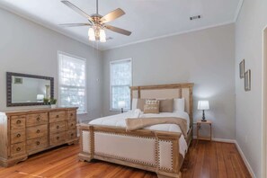 Tabla de planchar con plancha, cuna de viaje, wifi y ropa de cama 
