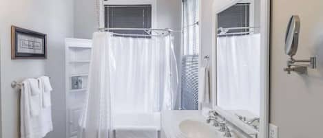 Een douche, een haardroger, handdoeken, shampoo