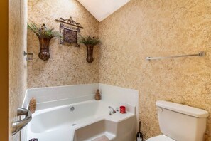 Shower, hair dryer, towels, shampoo - 1 Mile to Flat Rock Park! Sweet Southern Ranch (Columbus)