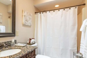Shower, hair dryer, towels, shampoo - 1 Mile to Flat Rock Park! Sweet Southern Ranch (Columbus)