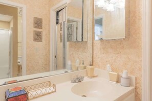 Shower, hair dryer, towels, shampoo - 1 Mile to Flat Rock Park! Sweet Southern Ranch (Columbus)