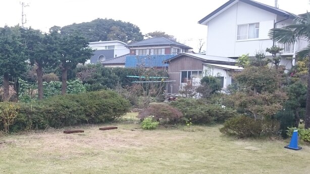 A residential area with houses, a grassy yard, and some trees. - Mansyuya (Hitachinaka)