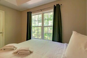 Iron/ironing board, travel cot, WiFi, bed sheets - Mins to Fort Benning! Two-Story Oasis, Moore Bliss (Columbus)