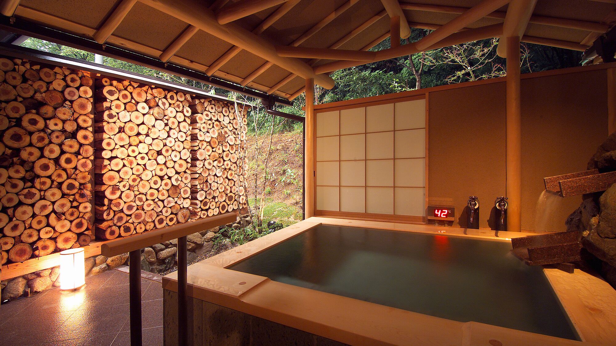 Outdoor spa tub