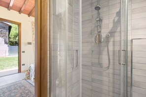 Shower, hair dryer, towels - Single Room in Green Setting with Wi-Fi and Workspace (Vicchio)
